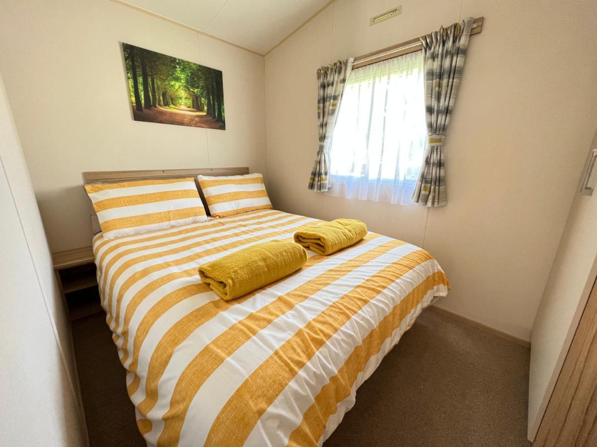 Mallard Corner, Cosy Cotswold Lakeview Lodge South Cerney Esterno foto