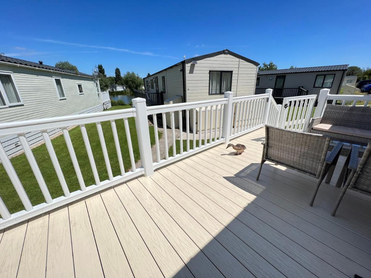 Mallard Corner, Cosy Cotswold Lakeview Lodge South Cerney Esterno foto