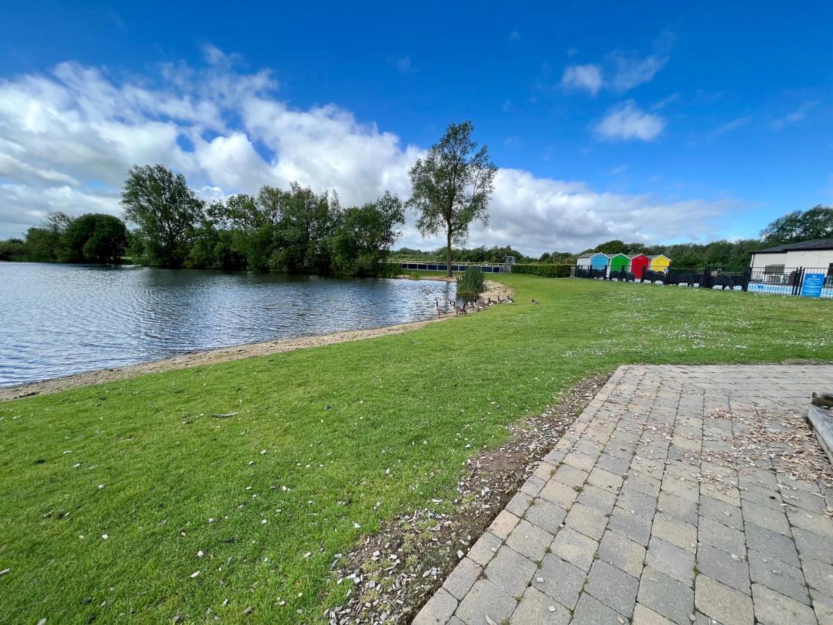 Mallard Corner, Cosy Cotswold Lakeview Lodge South Cerney Esterno foto