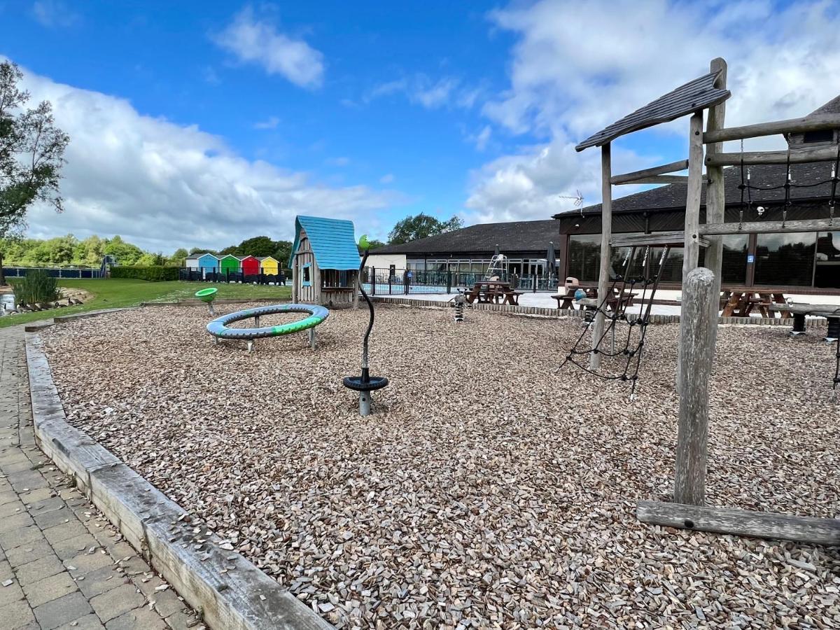Mallard Corner, Cosy Cotswold Lakeview Lodge South Cerney Esterno foto