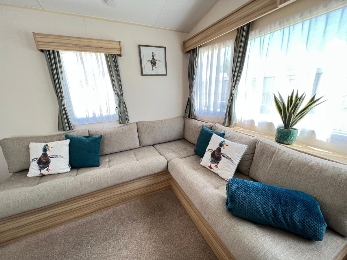 Mallard Corner, Cosy Cotswold Lakeview Lodge South Cerney Esterno foto