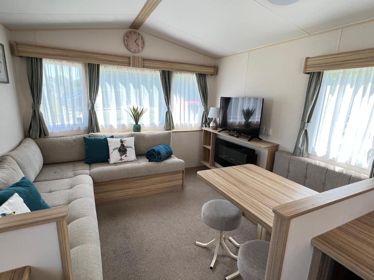 Mallard Corner, Cosy Cotswold Lakeview Lodge South Cerney Esterno foto