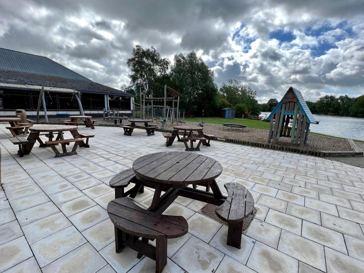 Mallard Corner, Cosy Cotswold Lakeview Lodge South Cerney Esterno foto