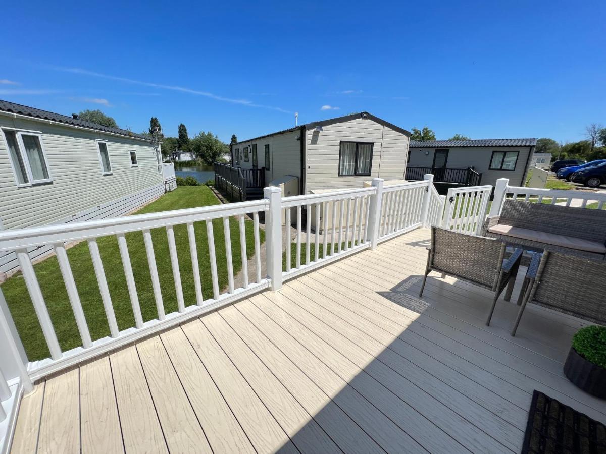 Mallard Corner, Cosy Cotswold Lakeview Lodge South Cerney Esterno foto