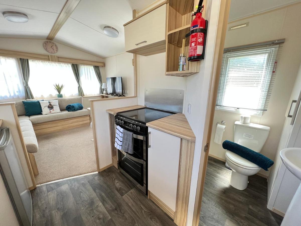 Mallard Corner, Cosy Cotswold Lakeview Lodge South Cerney Esterno foto