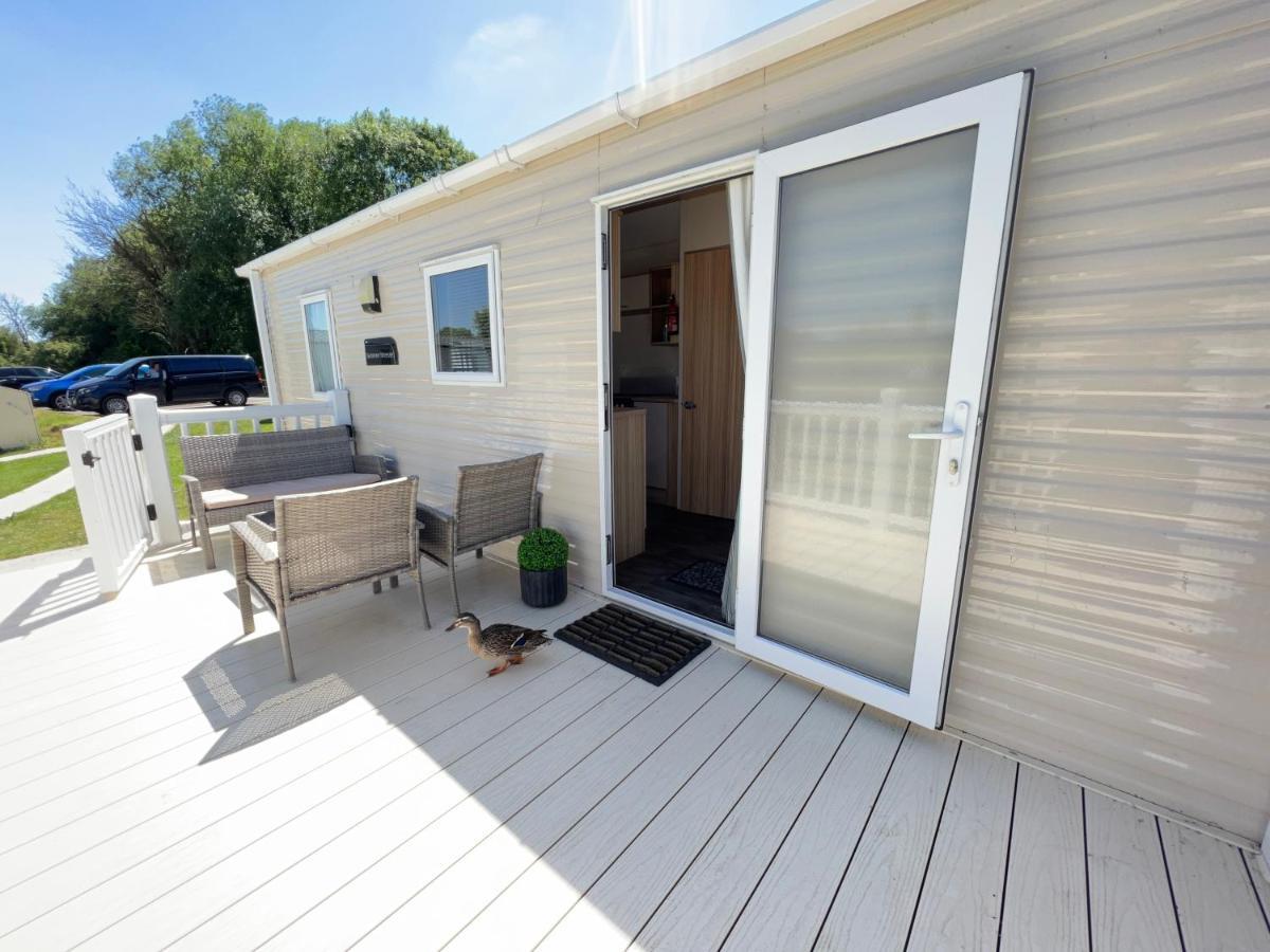 Mallard Corner, Cosy Cotswold Lakeview Lodge South Cerney Esterno foto