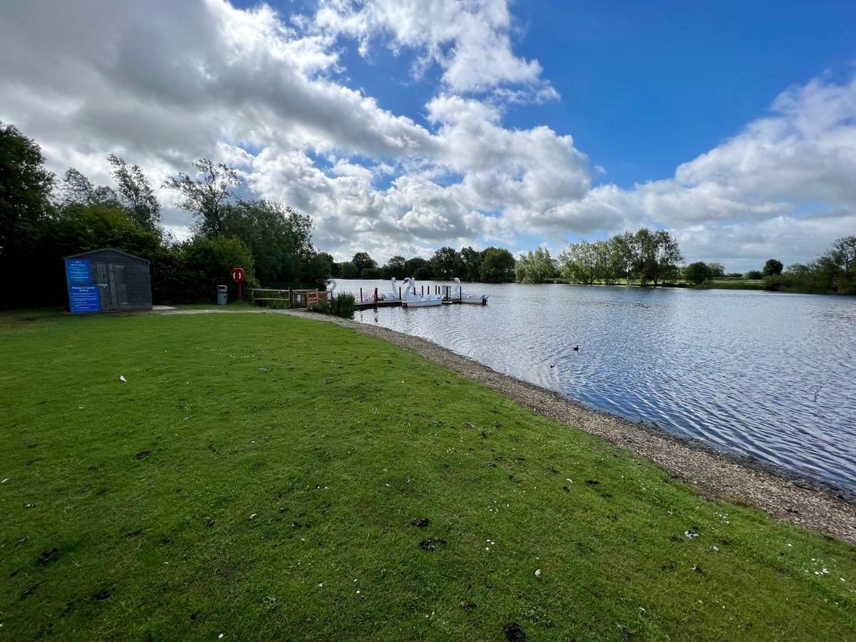 Mallard Corner, Cosy Cotswold Lakeview Lodge South Cerney Esterno foto