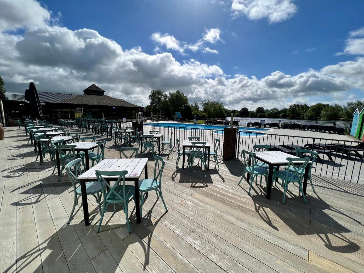 Mallard Corner, Cosy Cotswold Lakeview Lodge South Cerney Esterno foto