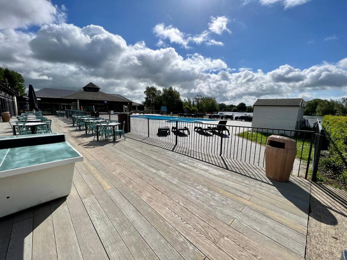Mallard Corner, Cosy Cotswold Lakeview Lodge South Cerney Esterno foto