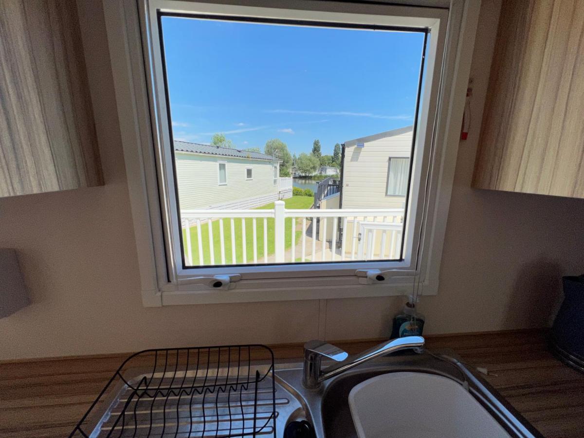 Mallard Corner, Cosy Cotswold Lakeview Lodge South Cerney Esterno foto