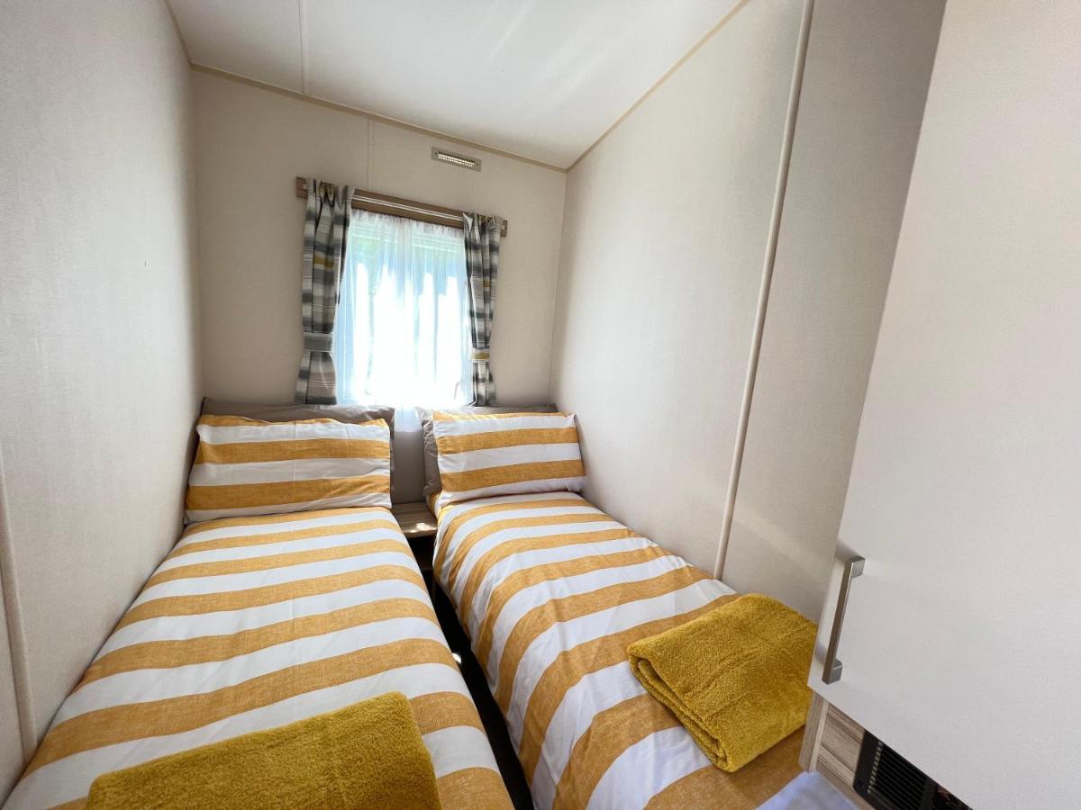 Mallard Corner, Cosy Cotswold Lakeview Lodge South Cerney Esterno foto