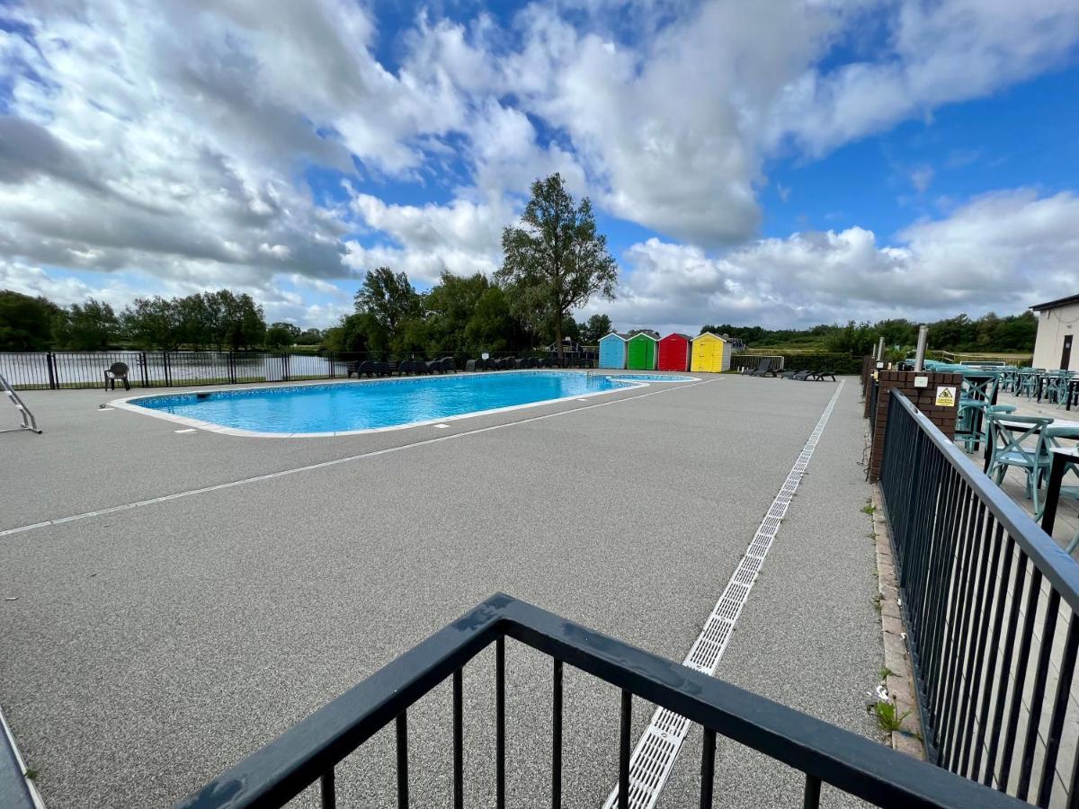 Mallard Corner, Cosy Cotswold Lakeview Lodge South Cerney Esterno foto