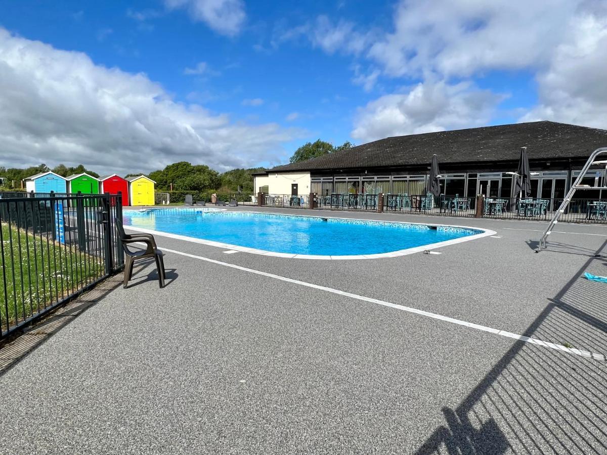 Mallard Corner, Cosy Cotswold Lakeview Lodge South Cerney Esterno foto